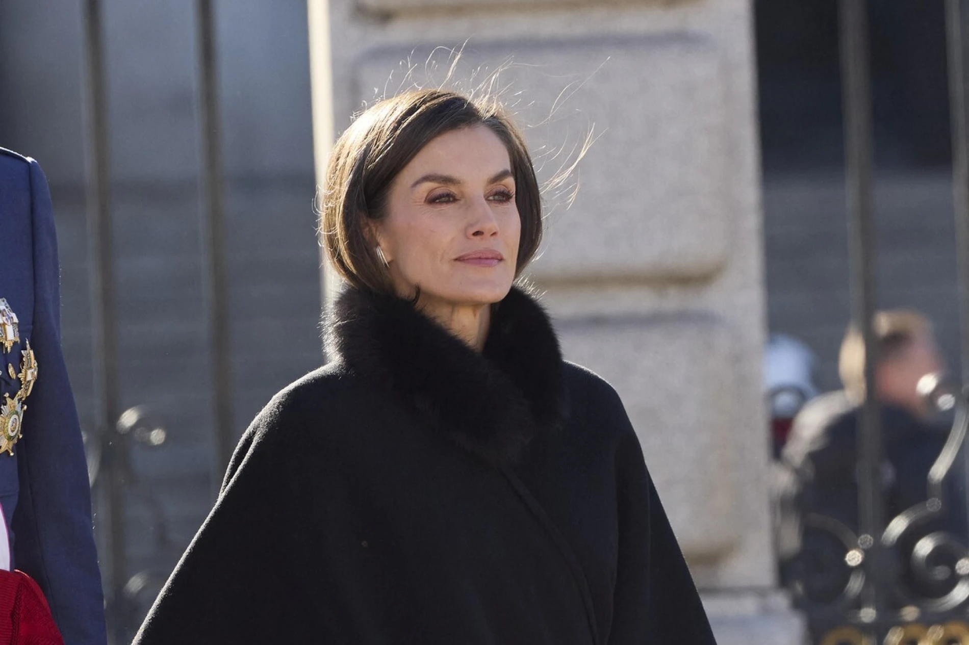 Kraljica Letizia u jednom od najelegantnijih outfita do sada nas je podsjetila za&scaron;to volimo pelerine