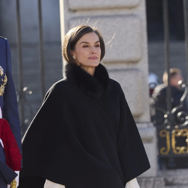 Kraljica Letizia u jednom od najelegantnijih outfita do sada nas je podsjetila za&scaron;to volimo pelerine