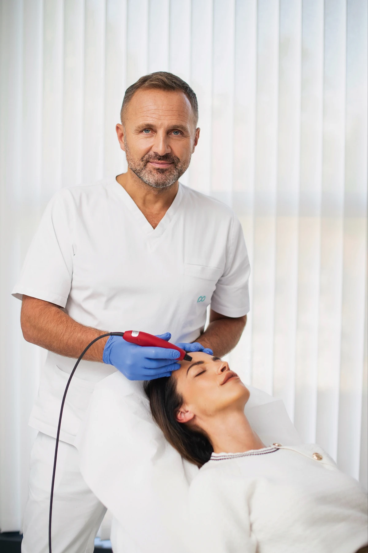 Nekirur&scaron;ki ili kirur&scaron;ki lifting lica? Dr. Nikola Milojević donosi odgovore