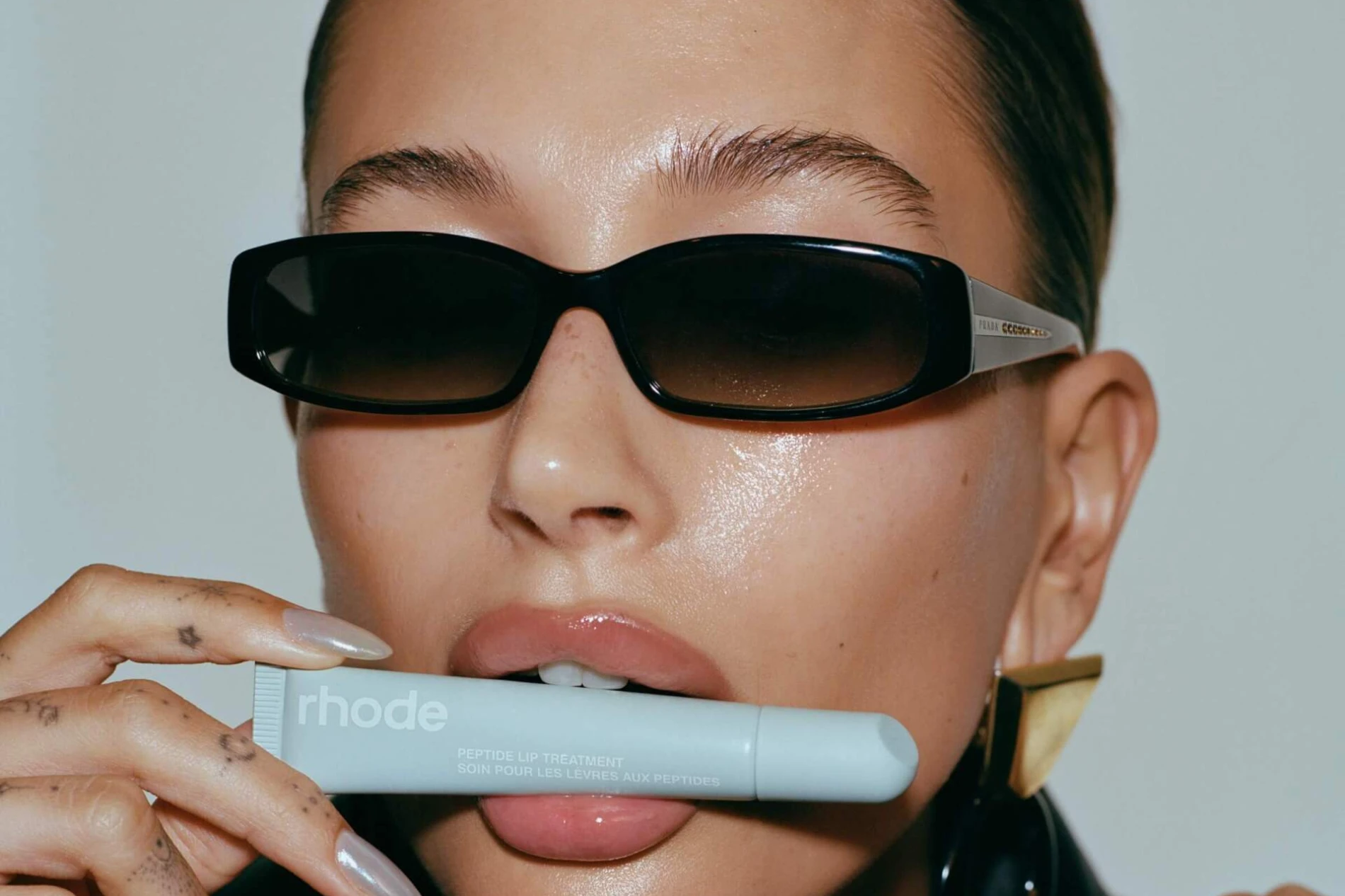 Rhode vs. Essence: Veliki test sjajnih balzama za usne