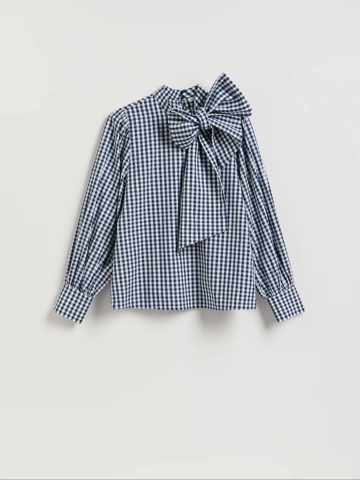 Istražili smo ponudu u novim kolekcijama i primjetili jedan model bluze kao potencijalni trend