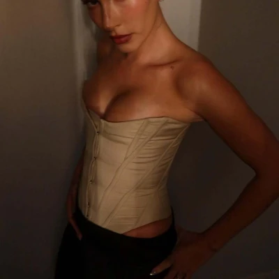 Hoće li korzeti postati najpopularniji modni komad godine? Nose ga na&scaron;e omiljene djevojke