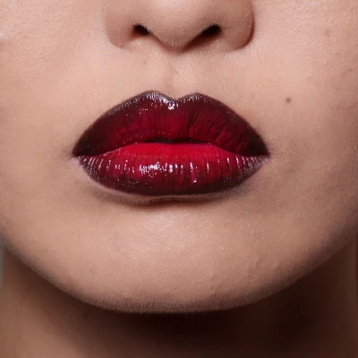 Za&scaron;to svi na TikToku govore o crno-crvenom make-up stilu?