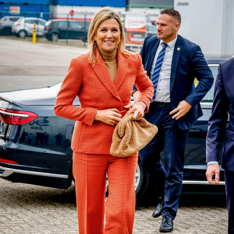 Look dana: Kraljica Maxima u narančastom odijelu i Mango torbom