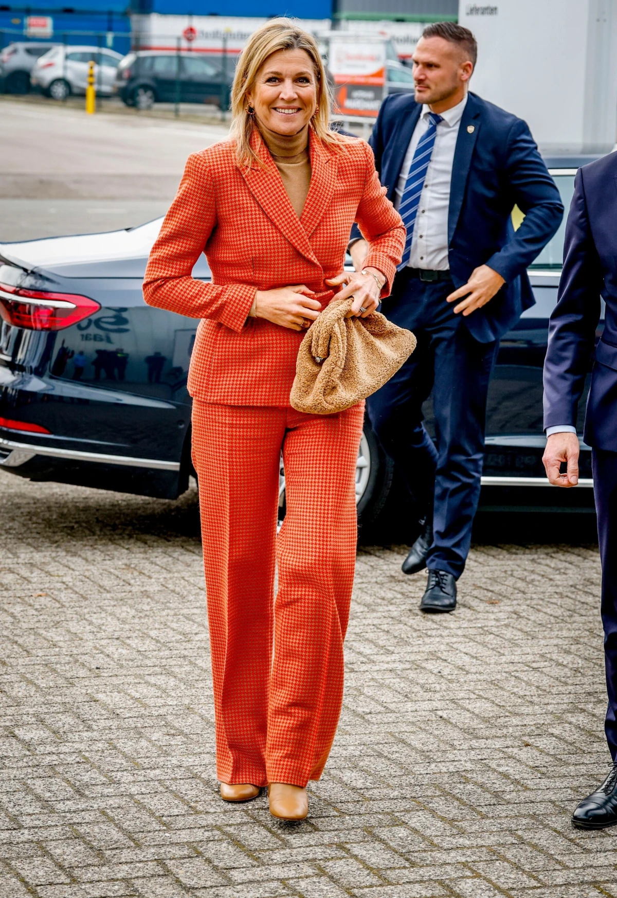 Look dana: Kraljica Maxima u narančastom odijelu i Mango torbom