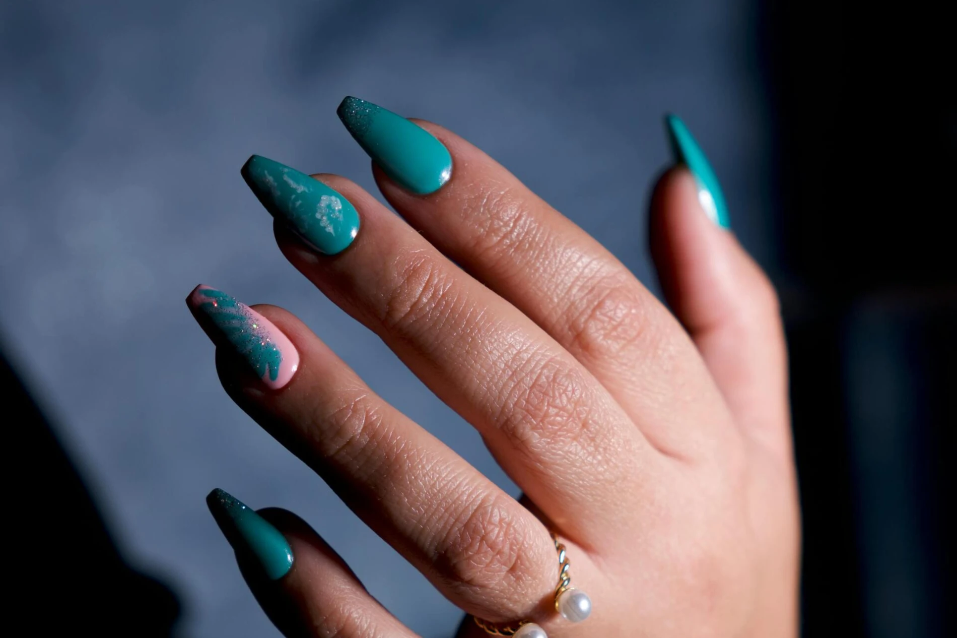 S ovom manikurom, nokti doslovno izgledaju kao dragi kamen: Žad zelena