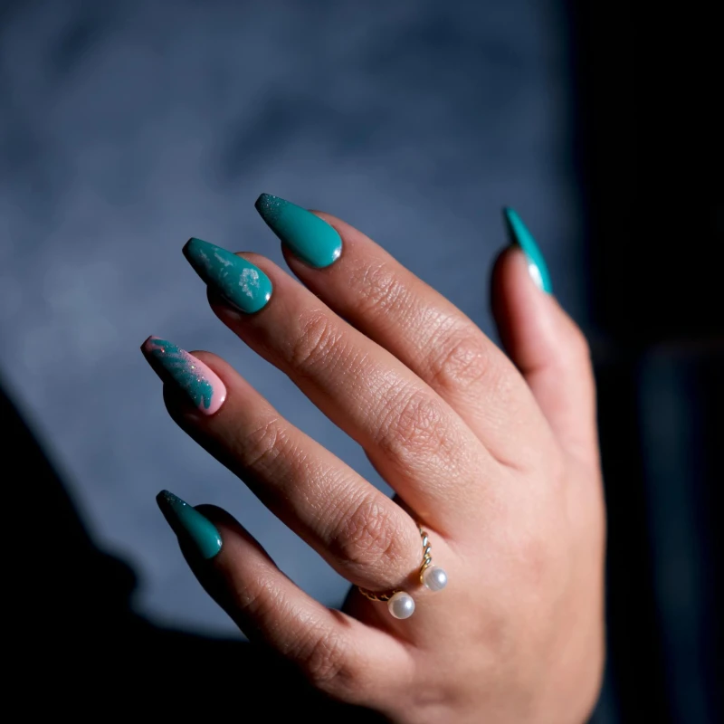 S ovom manikurom, nokti doslovno izgledaju kao dragi kamen: Žad zelena