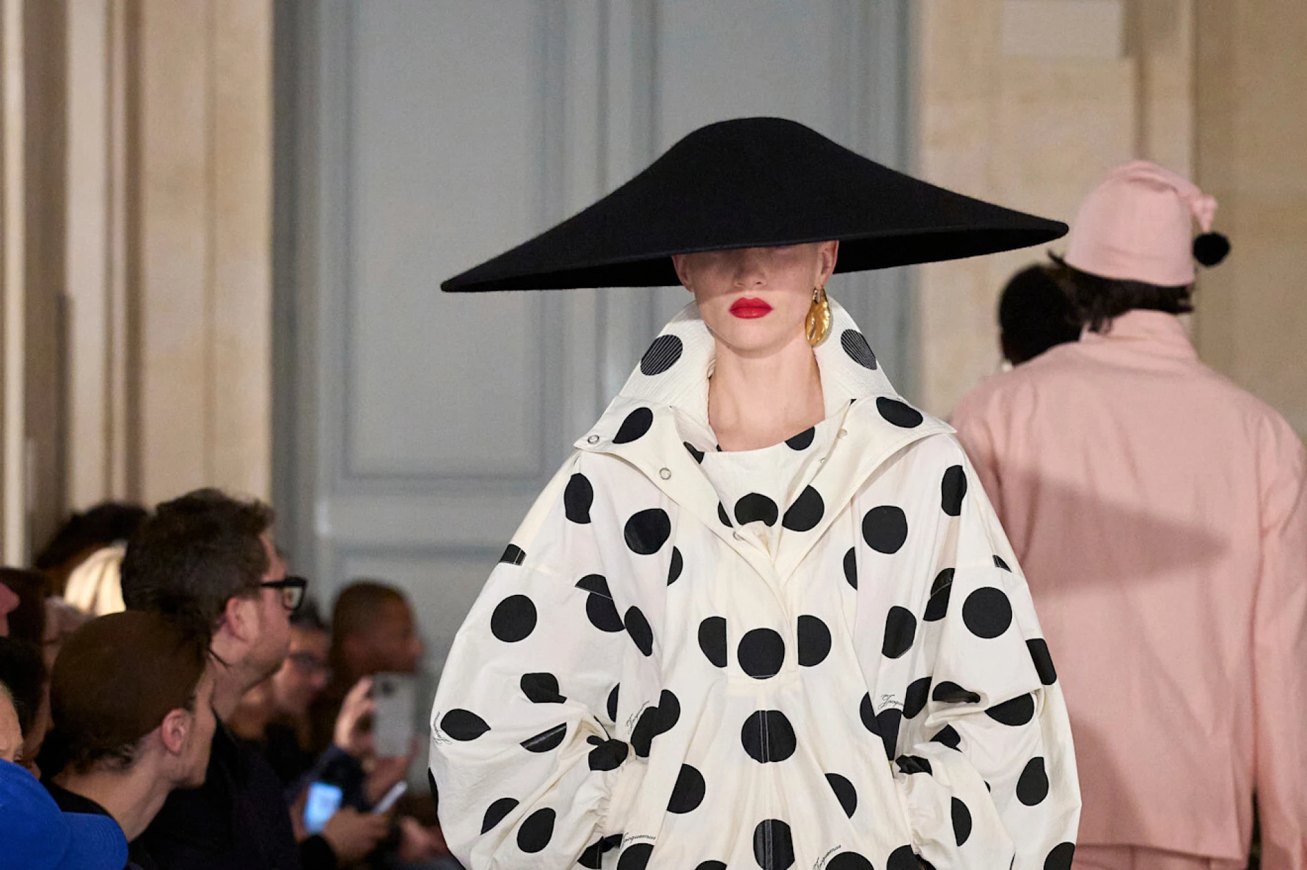 Jacquemus revija za jesen/zimu 2026. odlično spaja vintage estetiku i potpis brenda