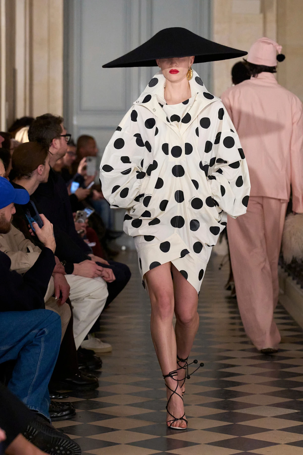 Jacquemus revija za jesen/zimu 2026. odlično spaja vintage estetiku i potpis brenda