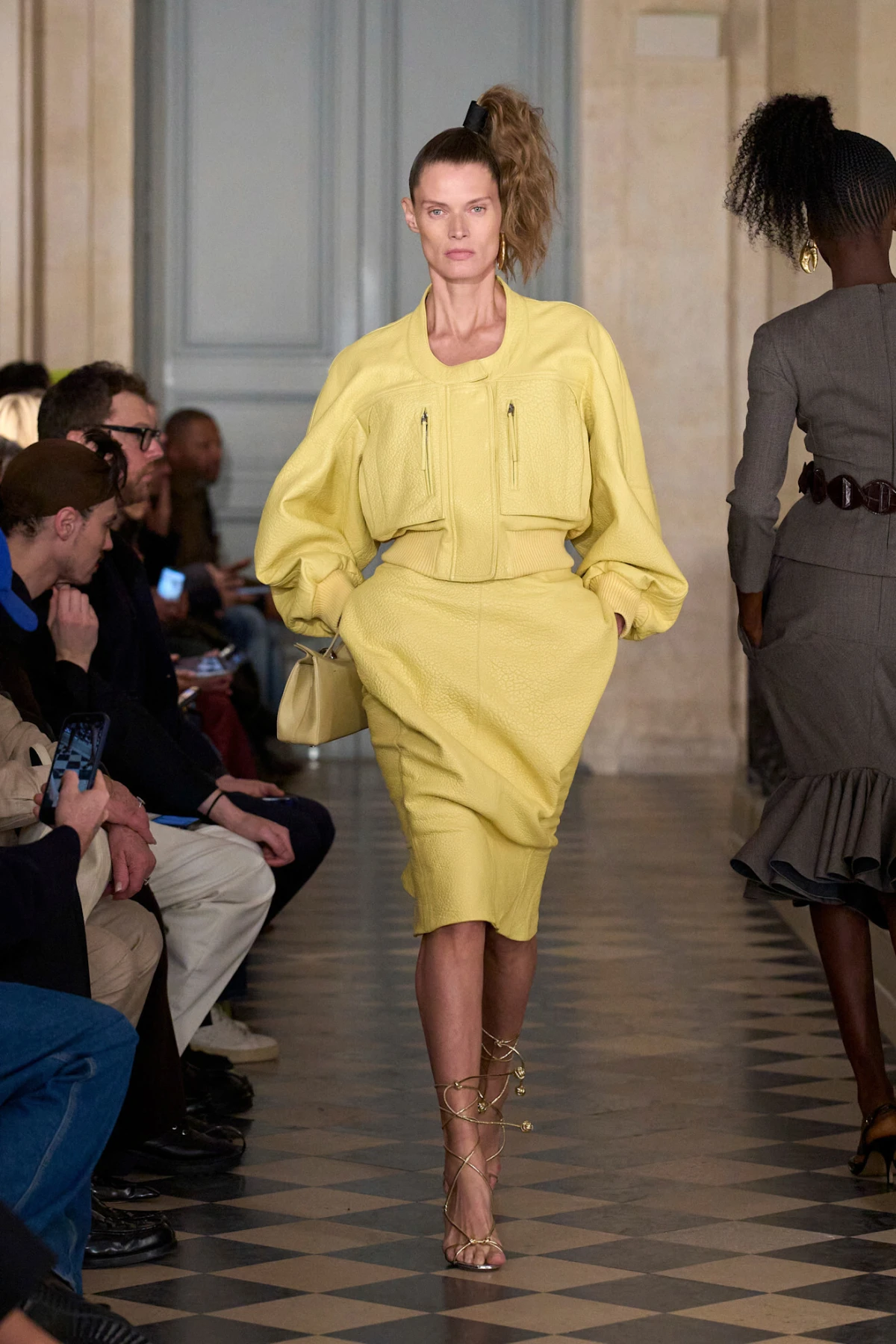 Jacquemus revija za jesen/zimu 2026. odlično spaja vintage estetiku i potpis brenda