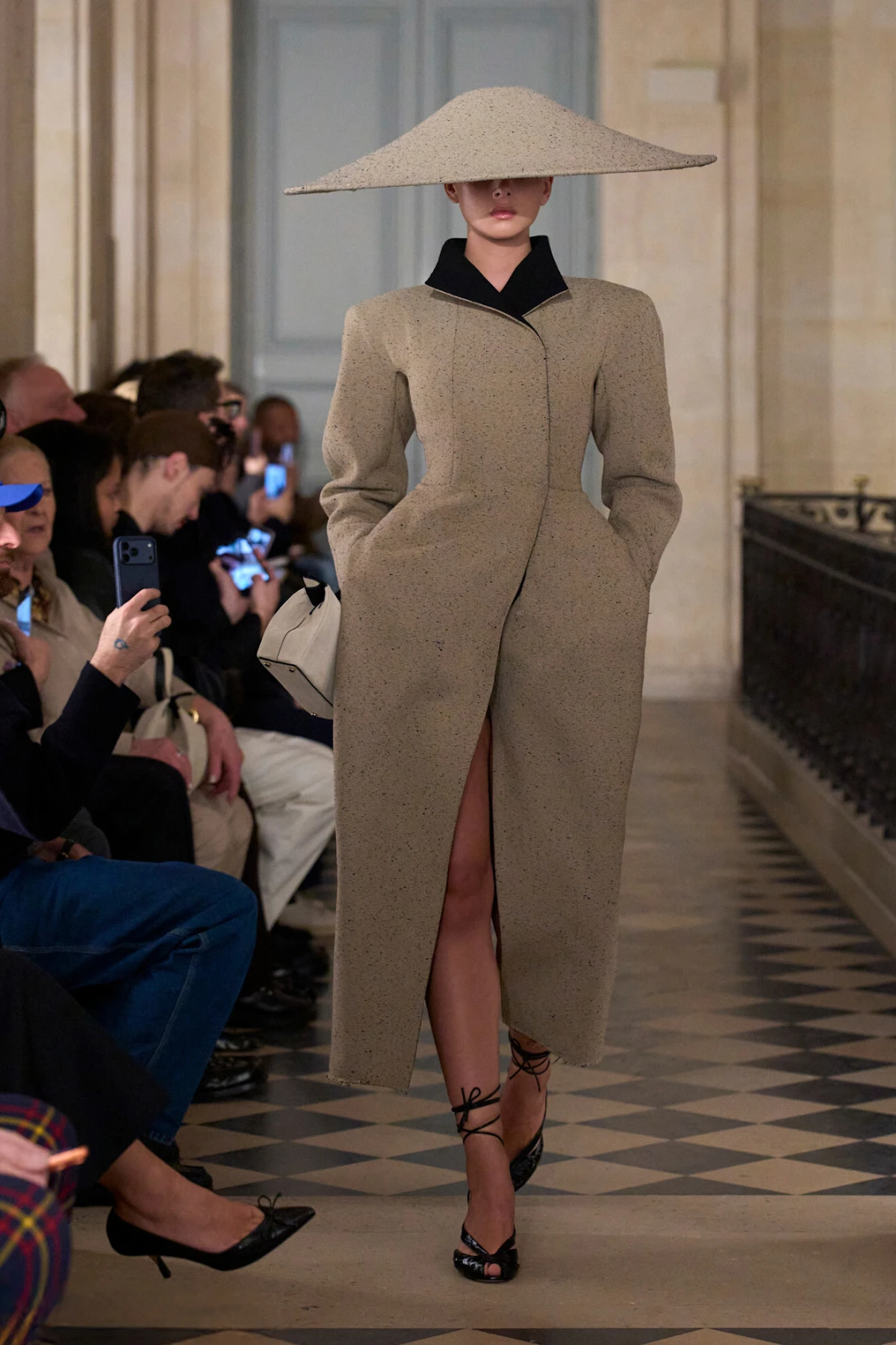 Jacquemus revija za jesen/zimu 2026. odlično spaja vintage estetiku i potpis brenda