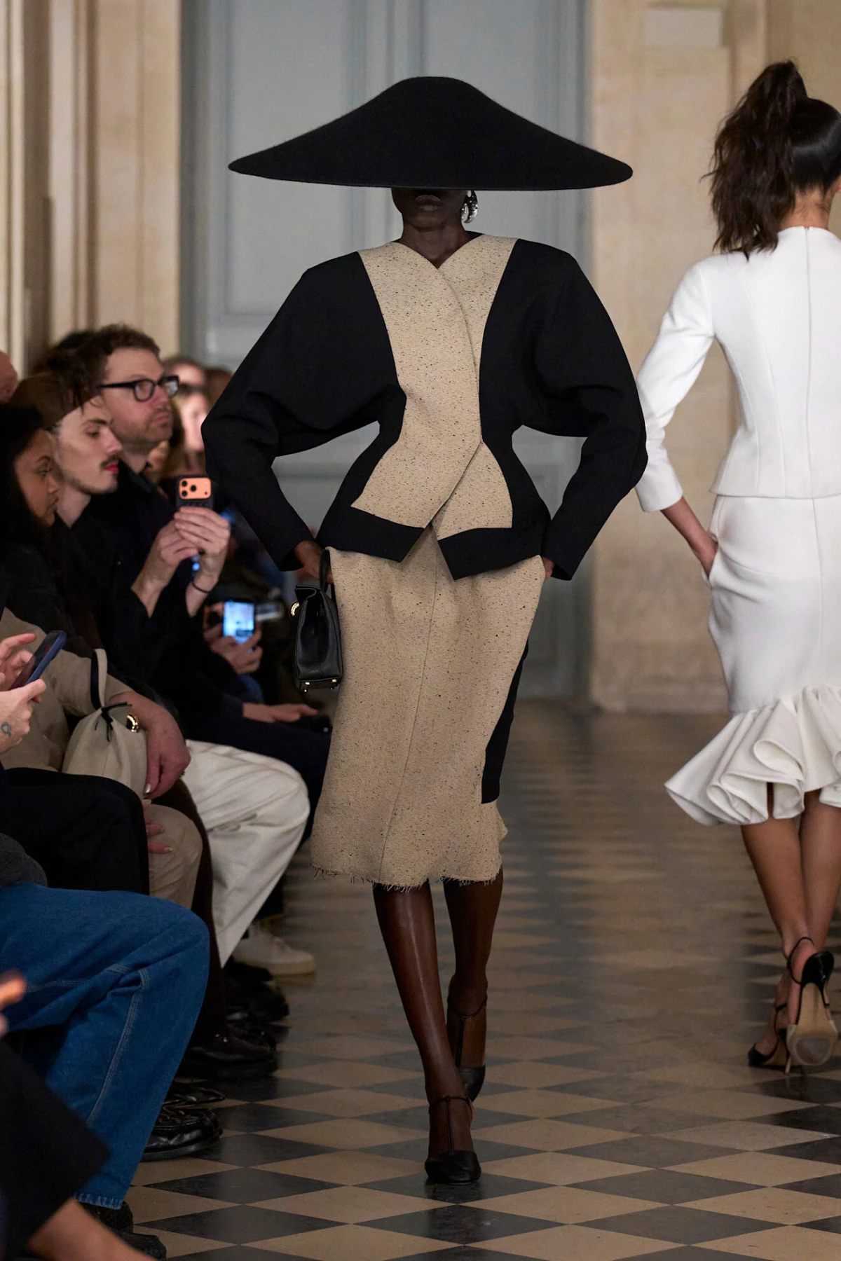 Jacquemus revija za jesen/zimu 2026. odlično spaja vintage estetiku i potpis brenda