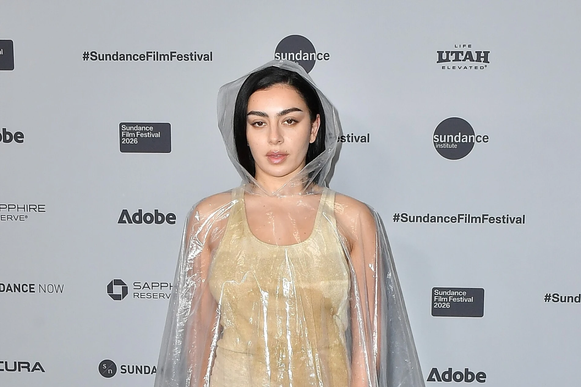 Look dana: Charli XCX u prozirnoj kabanici s romantičnim detaljima čipke