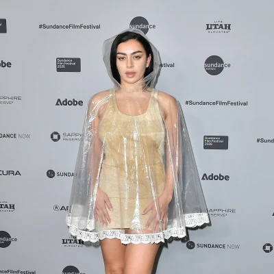 Look dana: Charli XCX u prozirnoj kabanici s romantičnim detaljima čipke