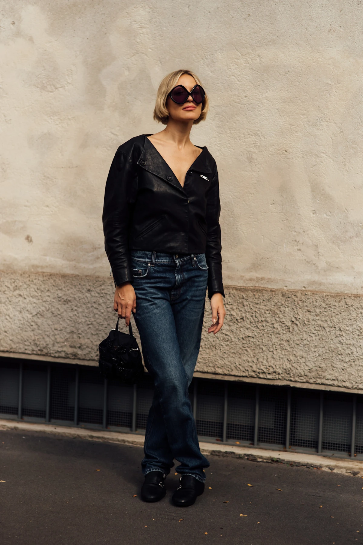 Tamno plave traperice odlična su zamjena za crne modele, a nosimo ih na ovih 6 načina