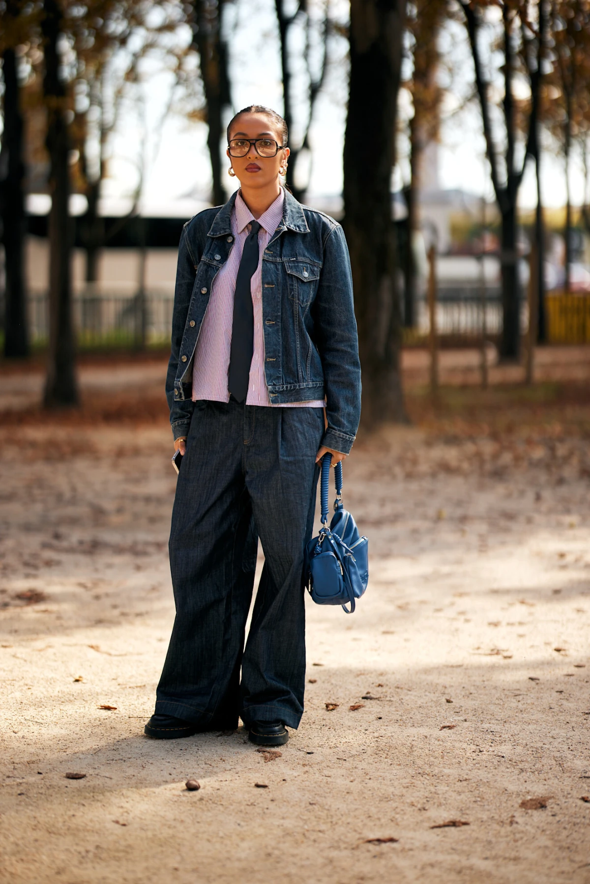 Tamno plave traperice odlična su zamjena za crne modele, a nosimo ih na ovih 6 načina