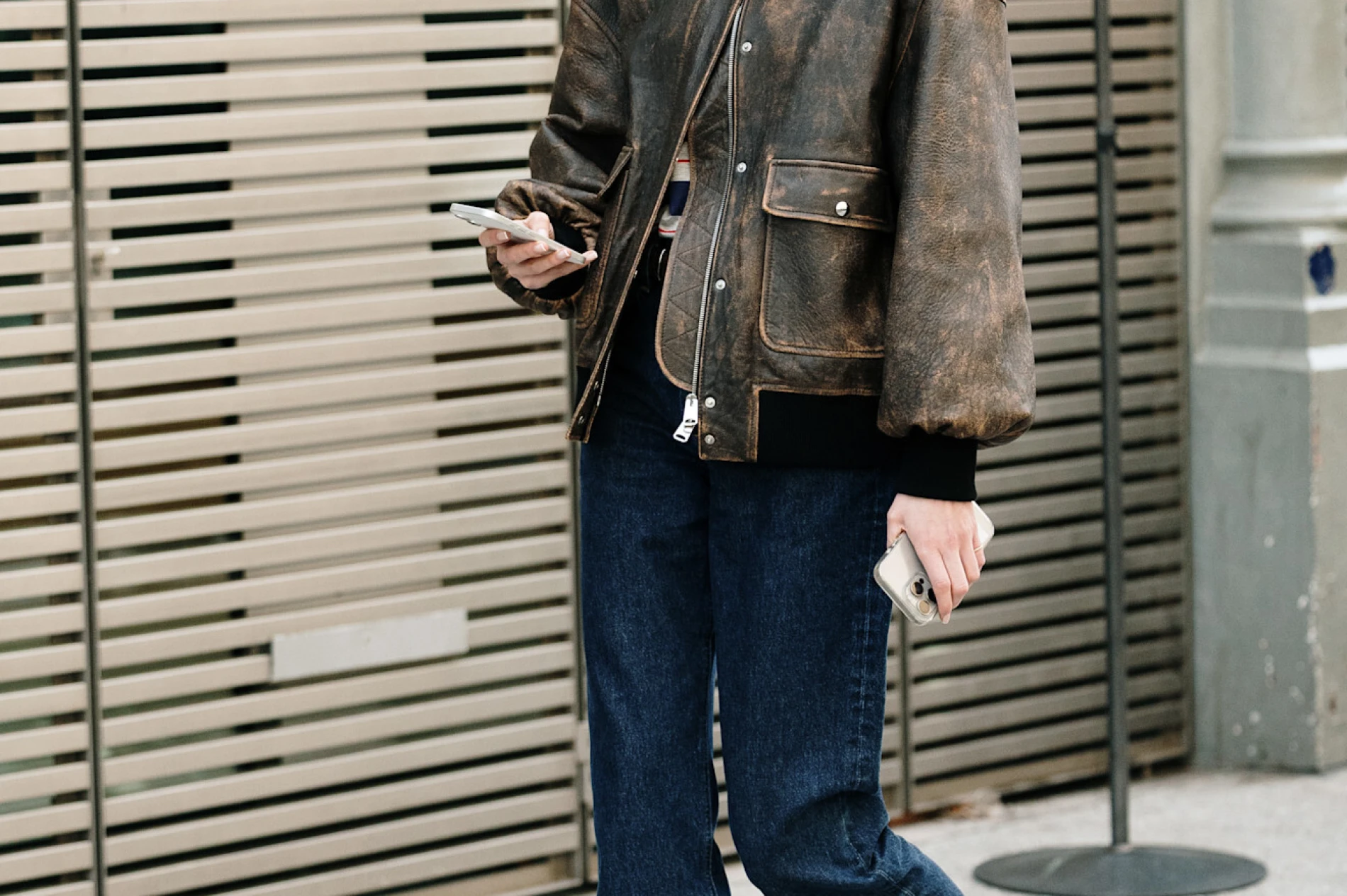 Tamno plave traperice odlična su zamjena za crne modele, a nosimo ih na ovih 6 načina