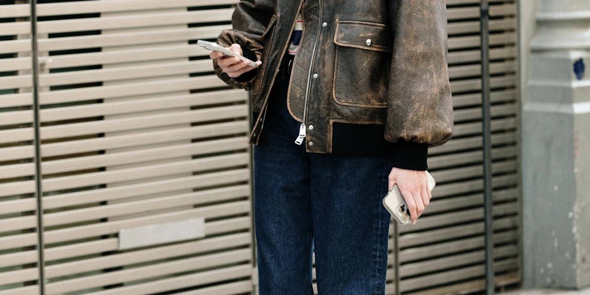 Tamno plave traperice odlična su zamjena za crne modele, a nosimo ih na ovih 6 načina