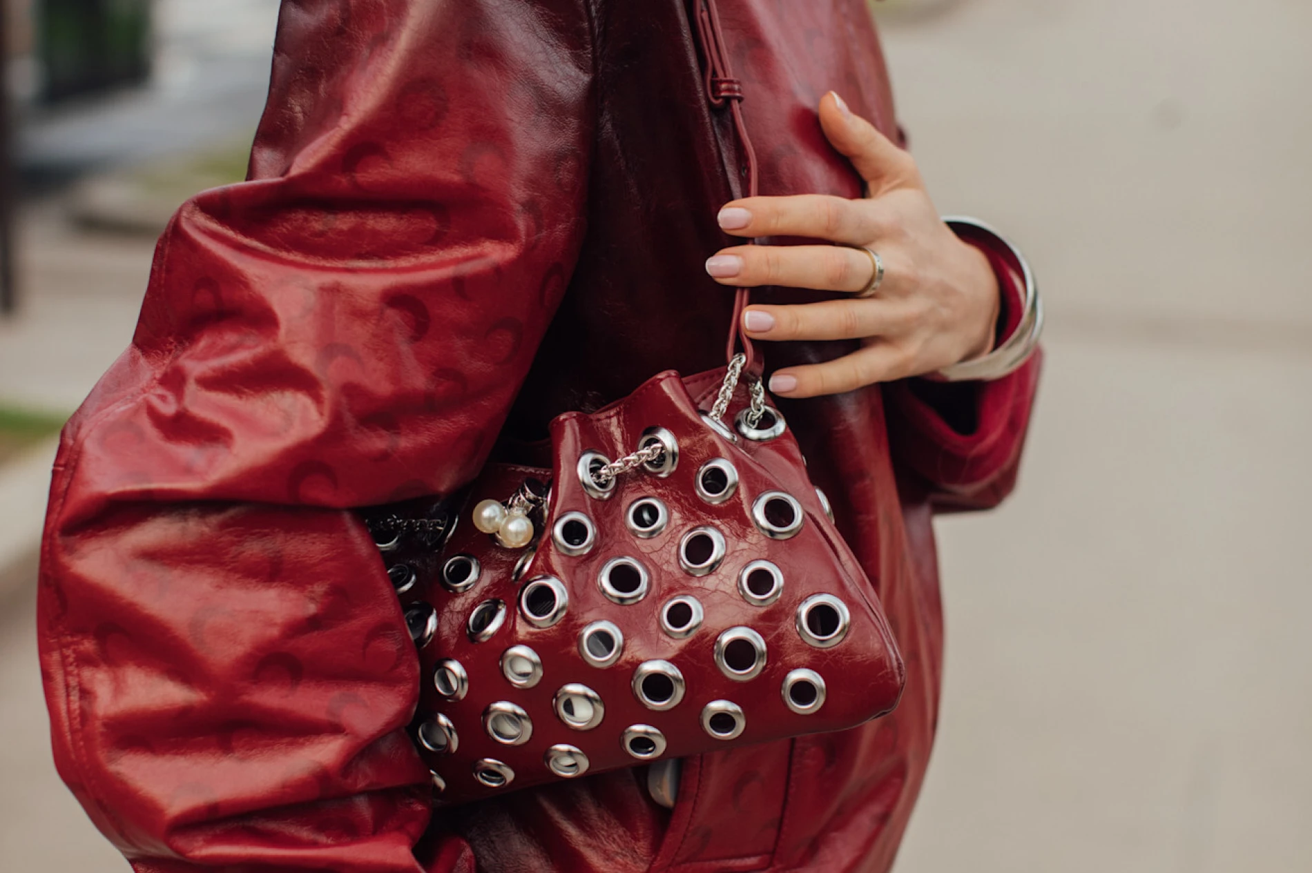 Mango sniženje ide do 70%, a mi nismo mogli ne pogledati ponudu torbi (odilična je)