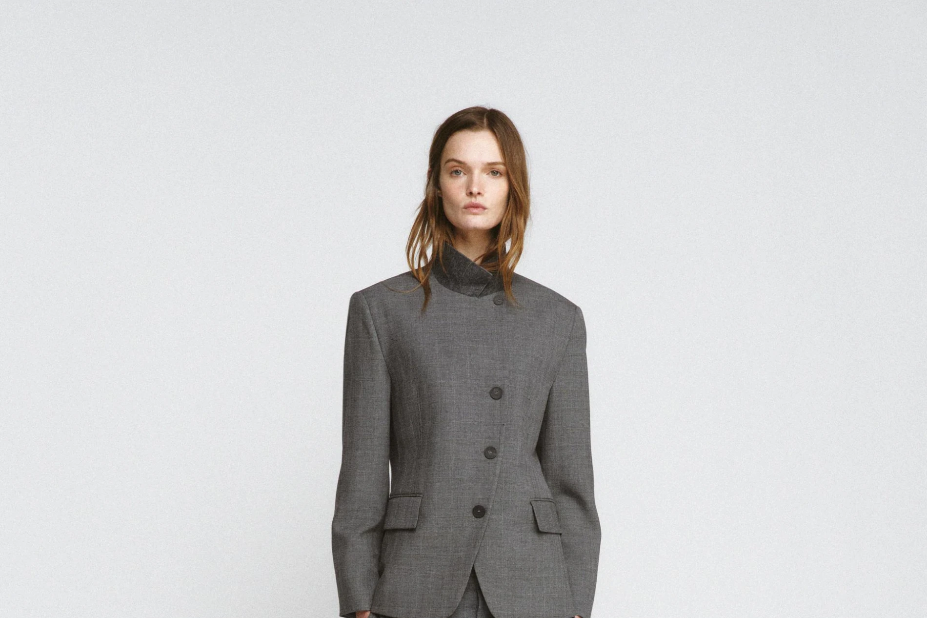 Nova kolekcija u Zari puna je klasika s twistom, a nama se svidjelo ovo sivo odijelo