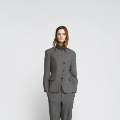 Nova kolekcija u Zari puna je klasika s twistom, a nama se svidjelo ovo sivo odijelo