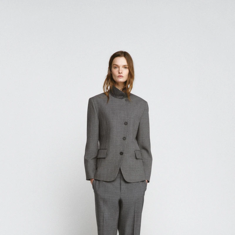 Nova kolekcija u Zari puna je klasika s twistom, a nama se svidjelo ovo sivo odijelo