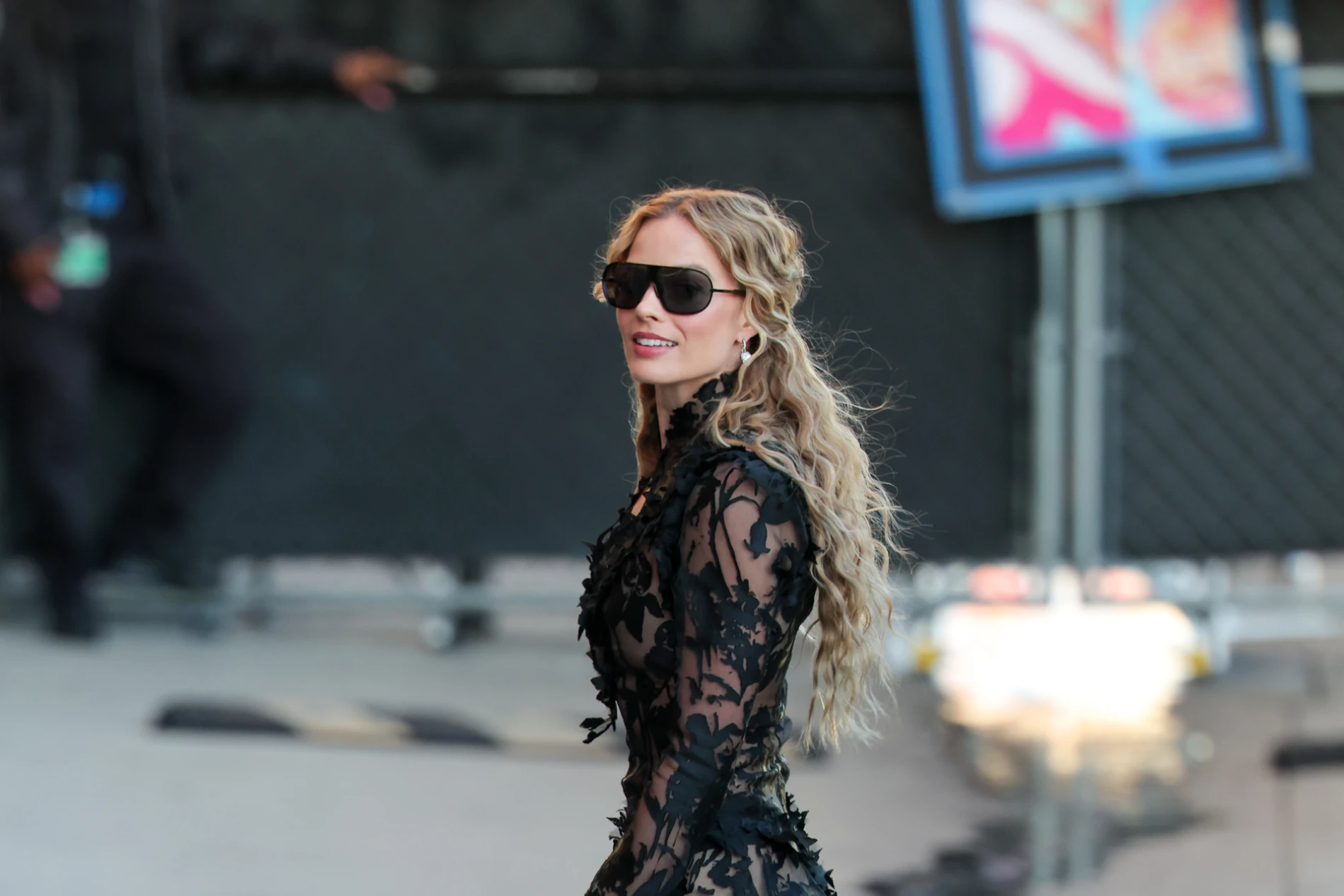 Look dana: Margot Robbie u gotičkoj McQueen kombinaciji