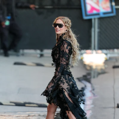 Margot Robbie u gotičkoj McQueen kombinaciji