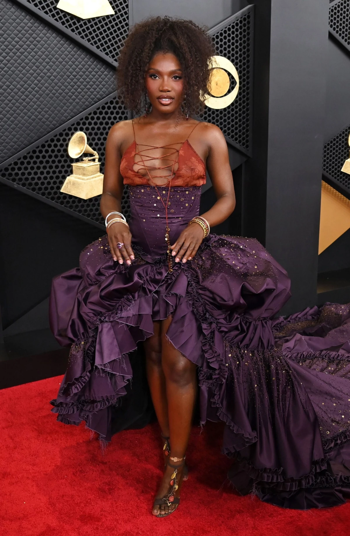 Modne kombinacije koje su nas odu&scaron;evile na crvenom tepihu Grammyja 2026