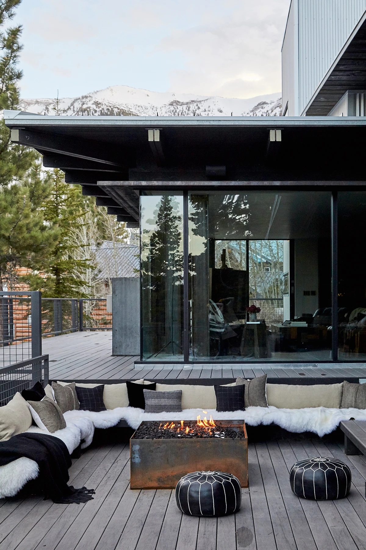 U ovoj planinskoj kući u Mammoth Lakesu želimo provesti ostatak hladne zime