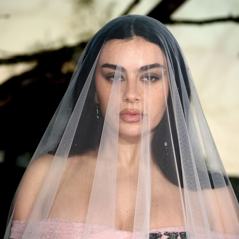 Charli xcx odu&scaron;evila na premijeri Orkanskih visova u Erdem haljini