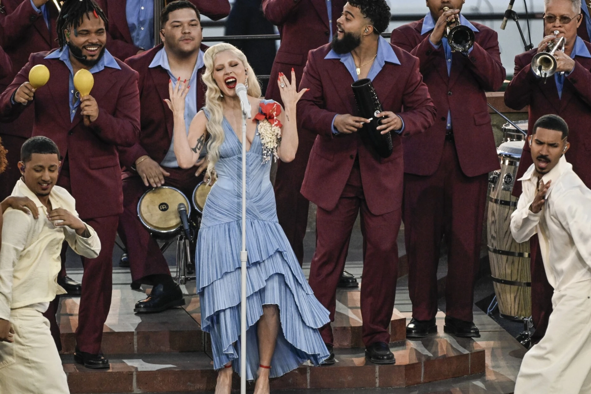 Lady Gaga odu&scaron;evila je prisutne svojim nastupom na Super Bowlu, a nas svojom modnom kombinacijom