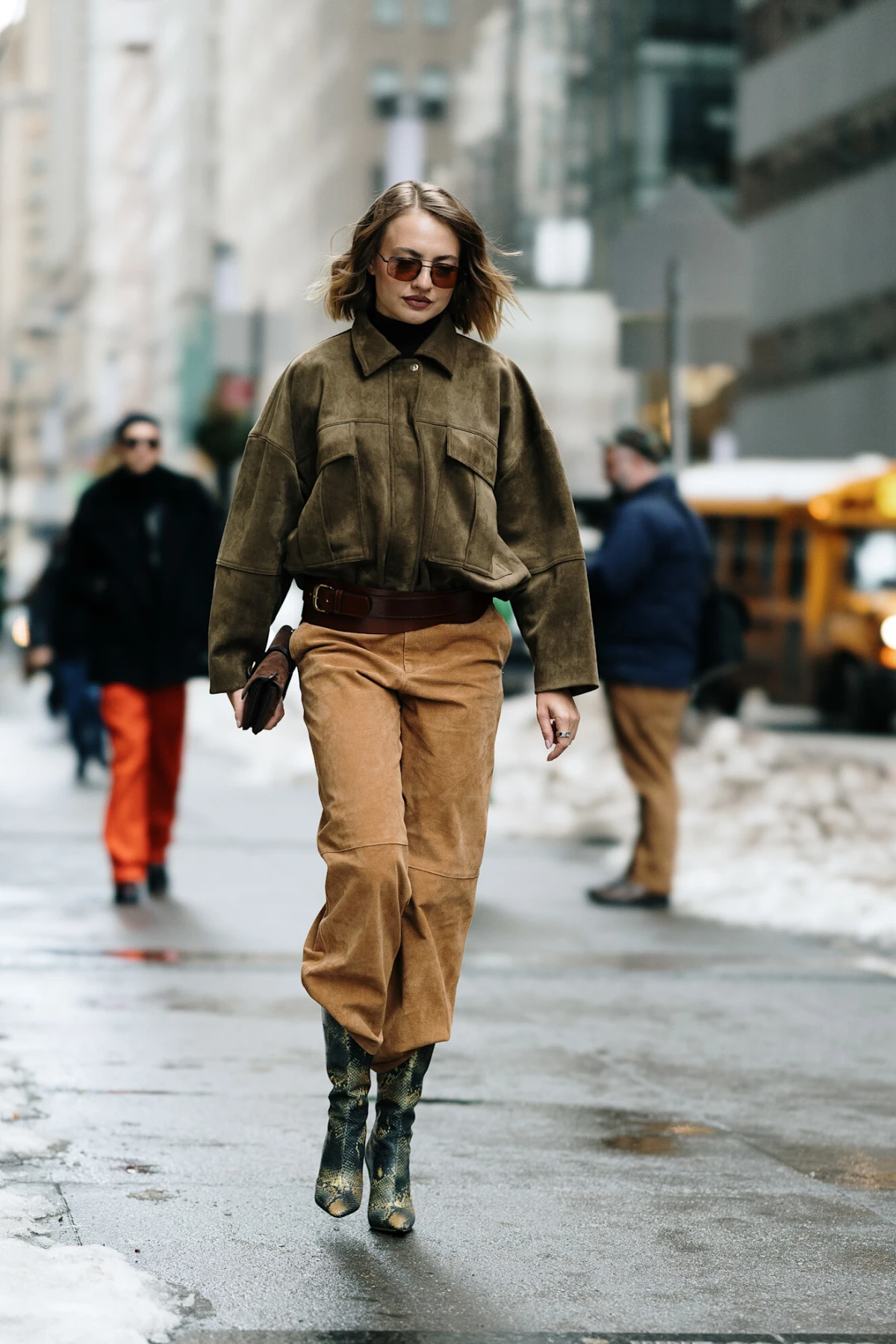 Smeđe suknje su nerazvikani junak dobrih outfita za prijelazno razdoblje