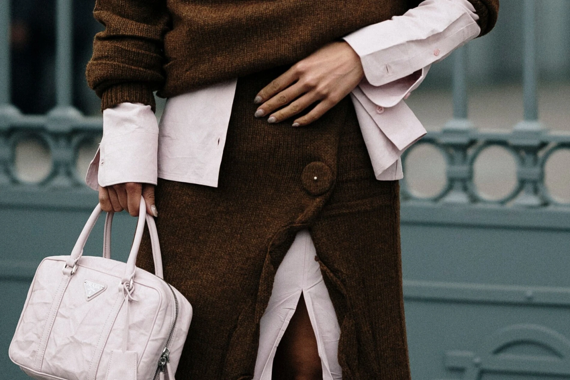 Smeđe suknje su nerazvikani junak dobrih outfita za prijelazno razdoblje