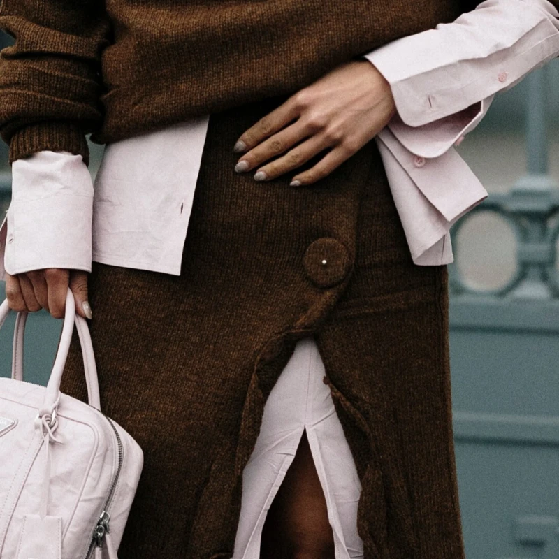 Smeđe suknje su nerazvikani junak dobrih outfita za prijelazno razdoblje