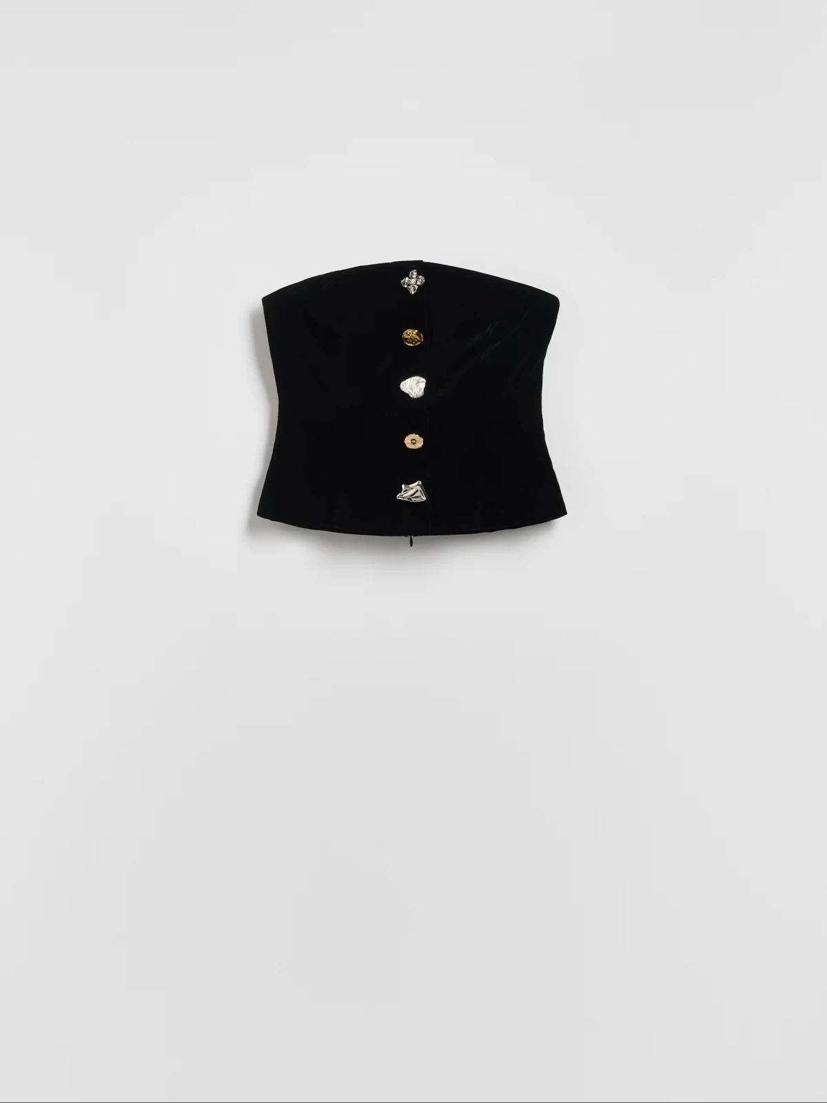 Crni top koji bi bez problema mogao biti na Schiaparelli reviji smo prona&scaron;li na sniženju