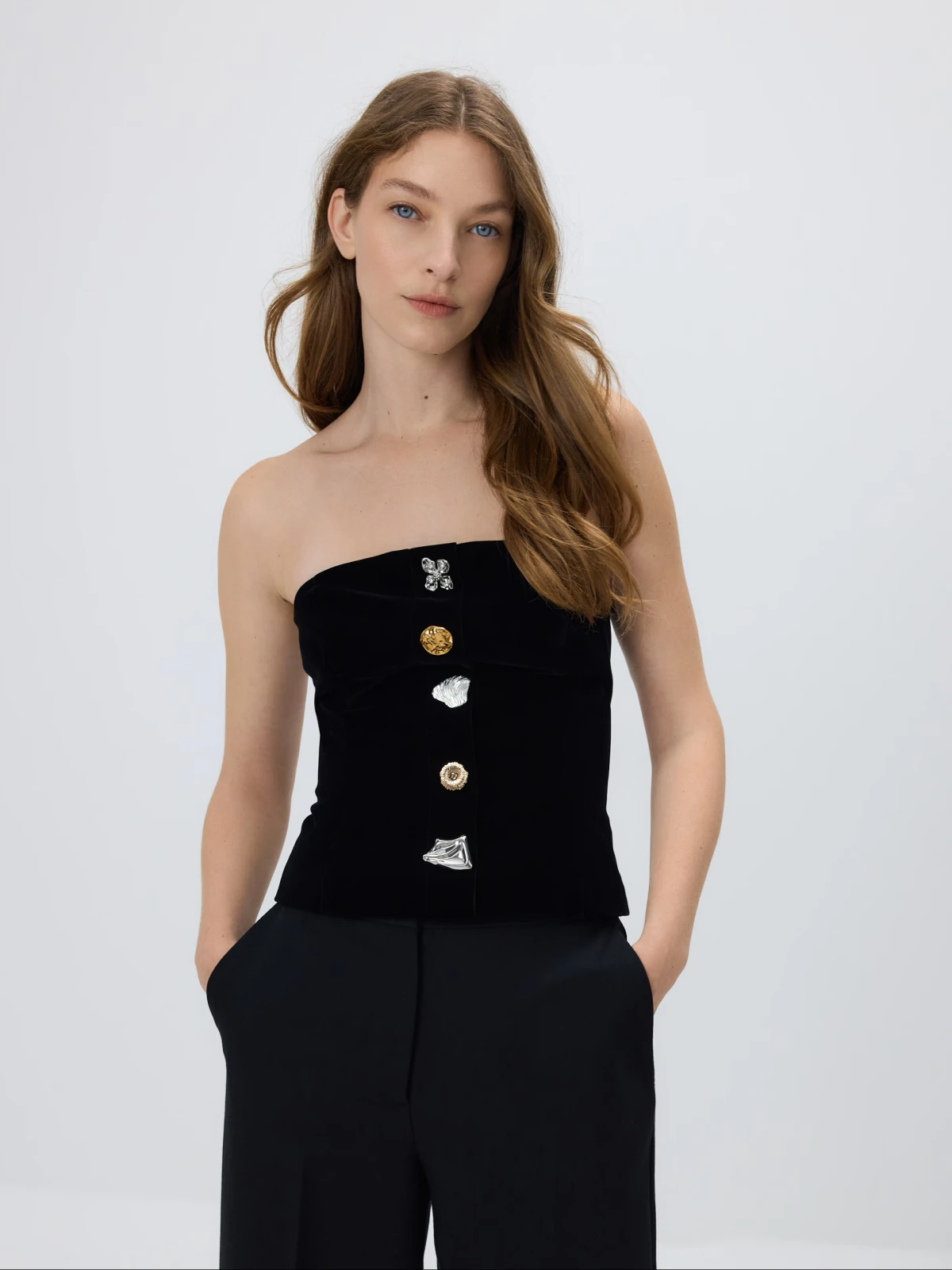 Crni top koji bi bez problema mogao biti na Schiaparelli reviji smo prona&scaron;li na sniženju