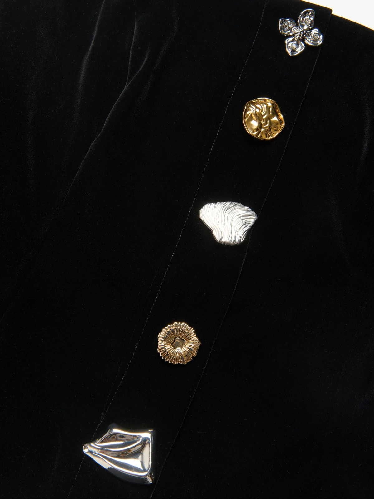 Crni top koji bi bez problema mogao biti na Schiaparelli reviji smo prona&scaron;li na sniženju