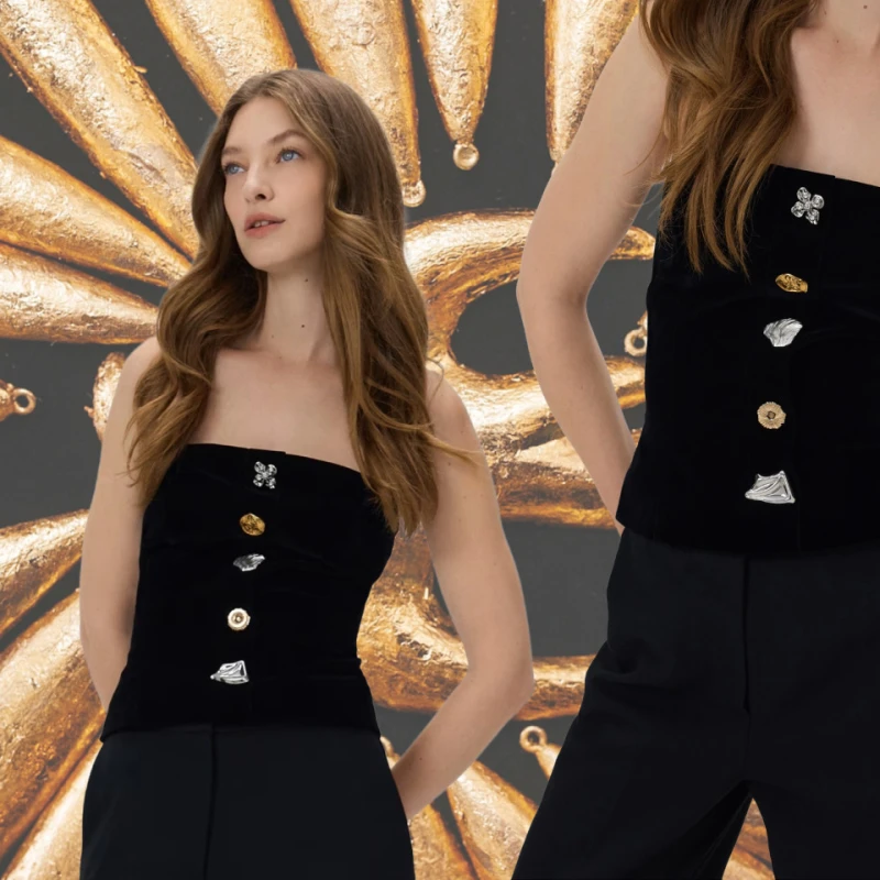 Crni top koji bi bez problema mogao biti na Schiaparelli reviji smo prona&scaron;li na sniženju