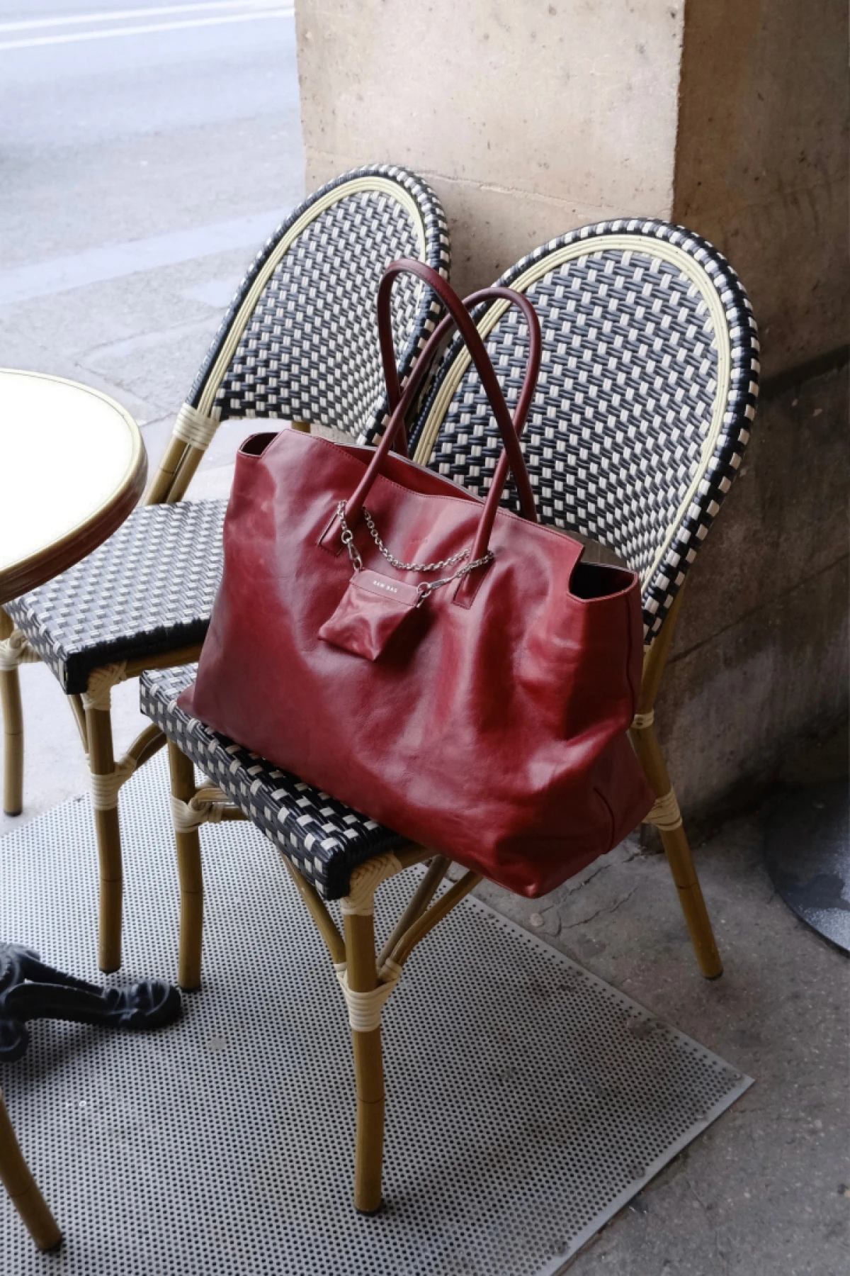 Ova torba domaćeg brenda osvojila je ulice Pariza