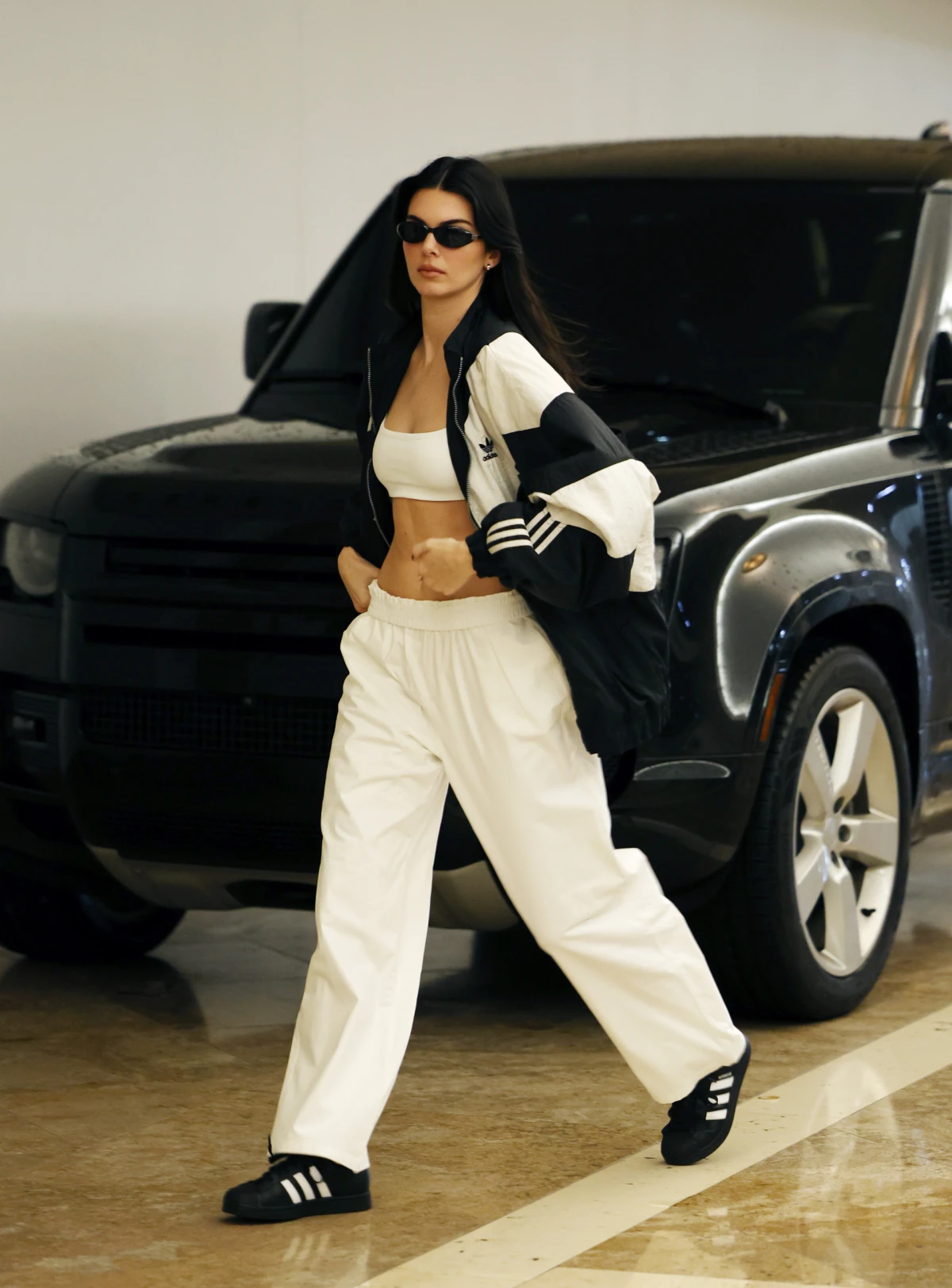 Kendall Jenner dokazuje kako vintage adidas kombinacije i dalje vladaju modom