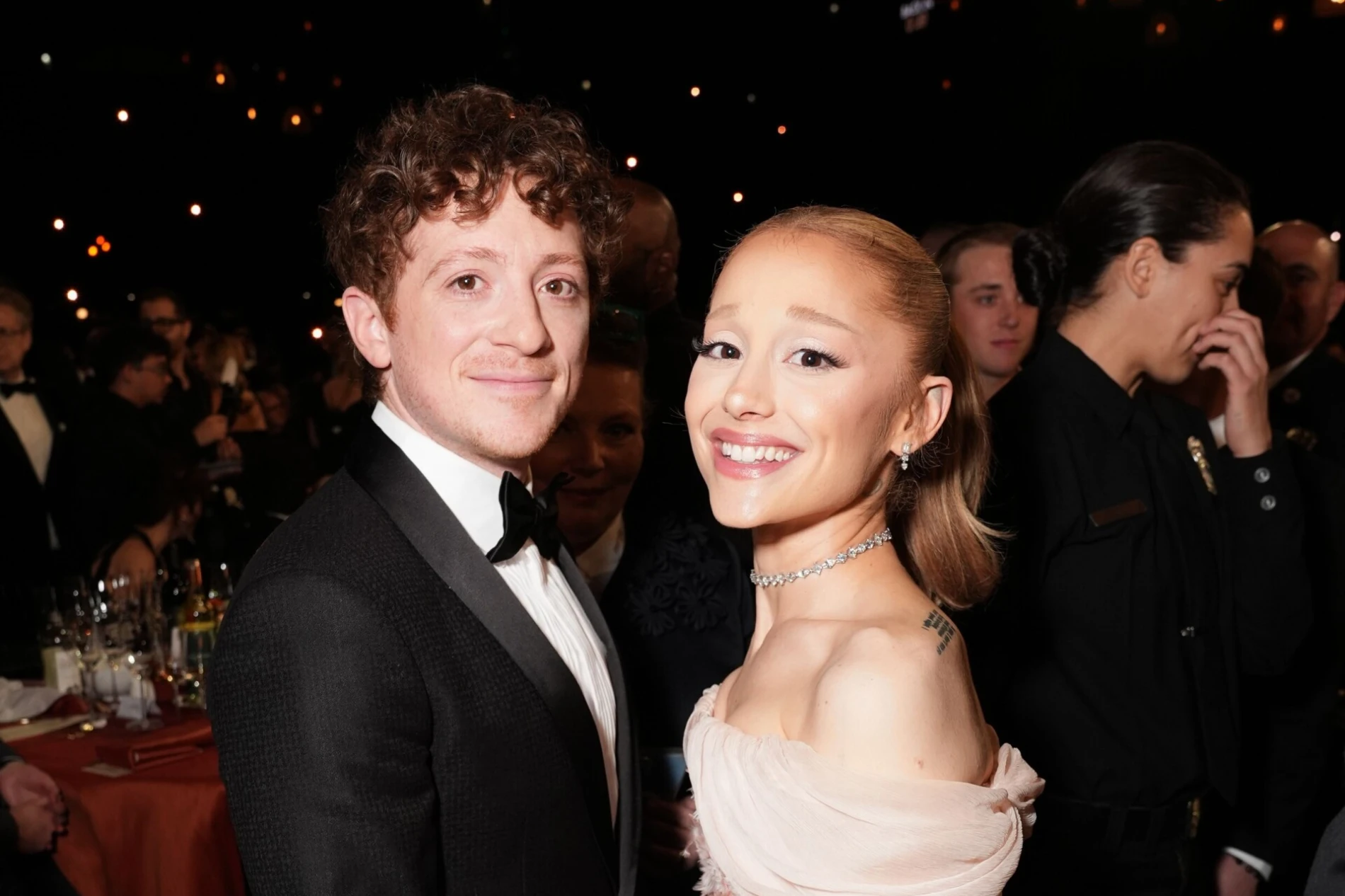 Kako su Ariana Grande i Ethan Slater započeli i održali vezu?