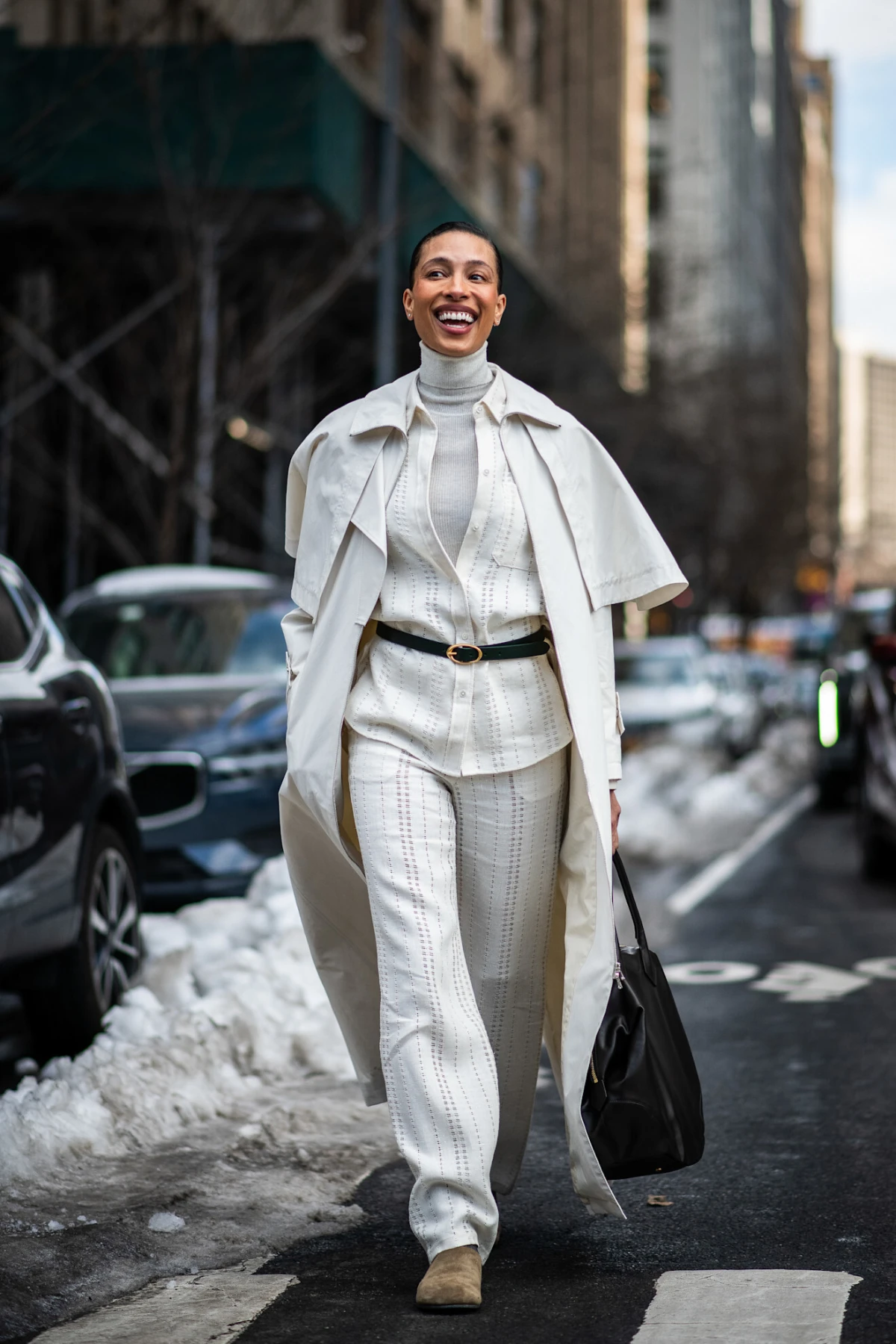 Vrijeme je da bijele traperice probudimo iz zimskog sna i s njima kreiramo stylish outfite