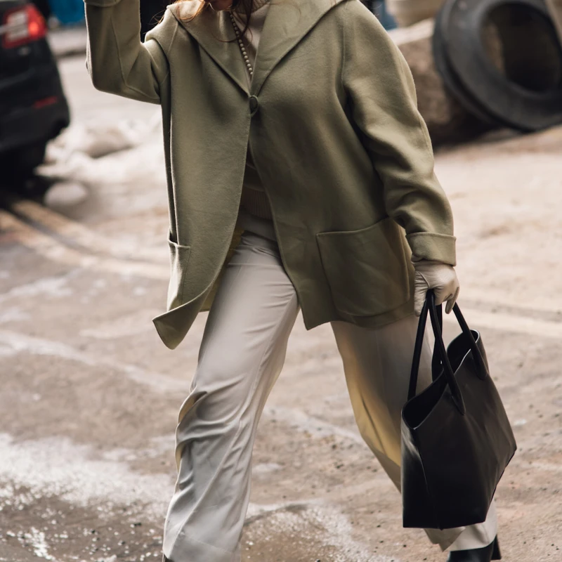 Vrijeme je da bijele traperice probudimo iz zimskog sna i s njima kreiramo stylish outfite