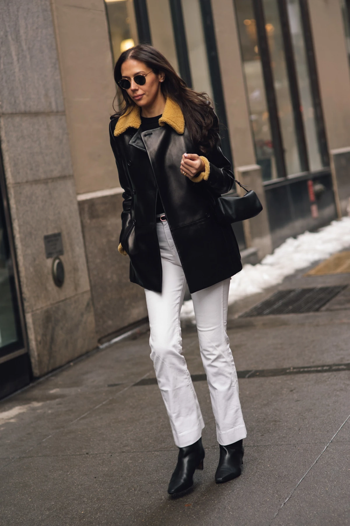 Vrijeme je da bijele traperice probudimo iz zimskog sna i s njima kreiramo stylish outfite