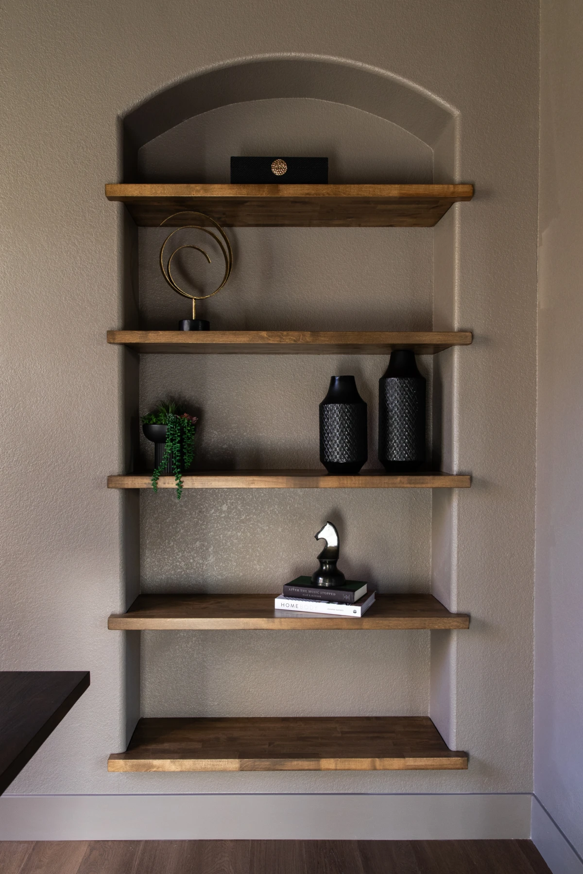 Ako razmi&scaron;ljate o smeđim detaljima u domu, ovaj renovirani stan bi vas mogao inspirirati