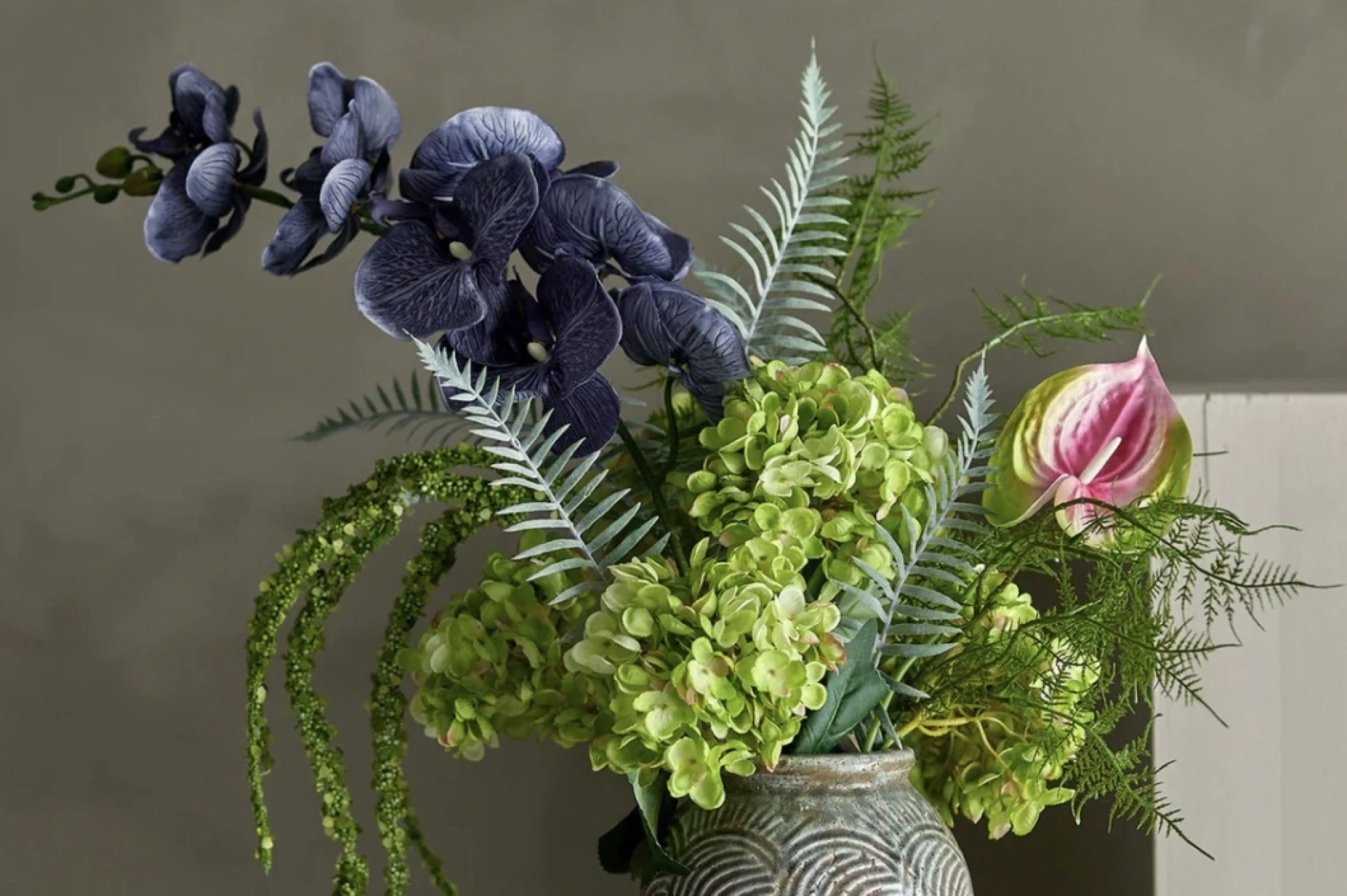 Umjetno realistično cvijeće je hit ove sezone - prona&scaron;li smo najbolje uz koje proljeće traje cijelu godinu