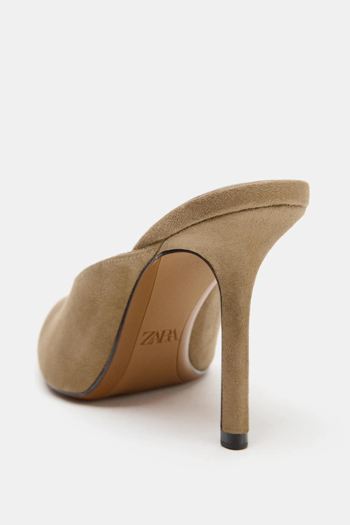 Zara je predstavila svoju verziju Aquazzura mule salonki, te&scaron;ko nam se odlučiti koji je model bolji