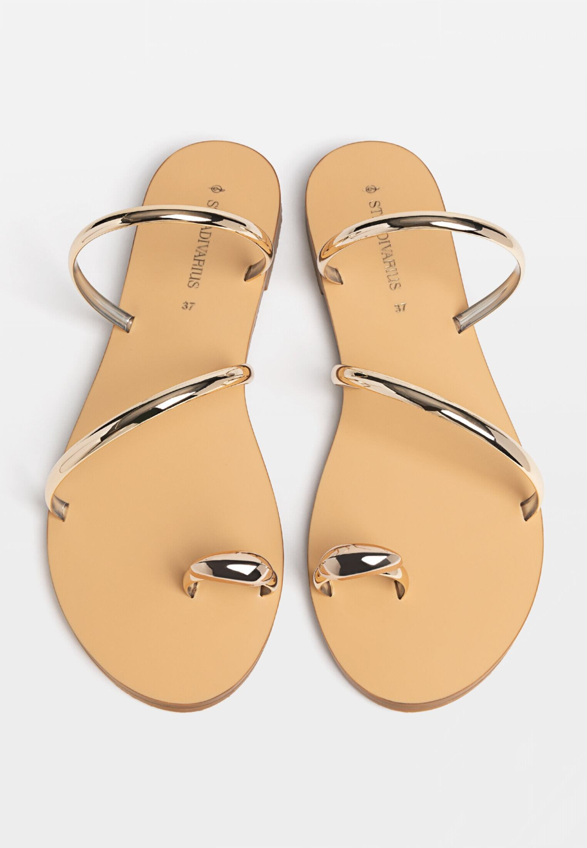 Ravne sandale s metalnim detaljima 25,99€