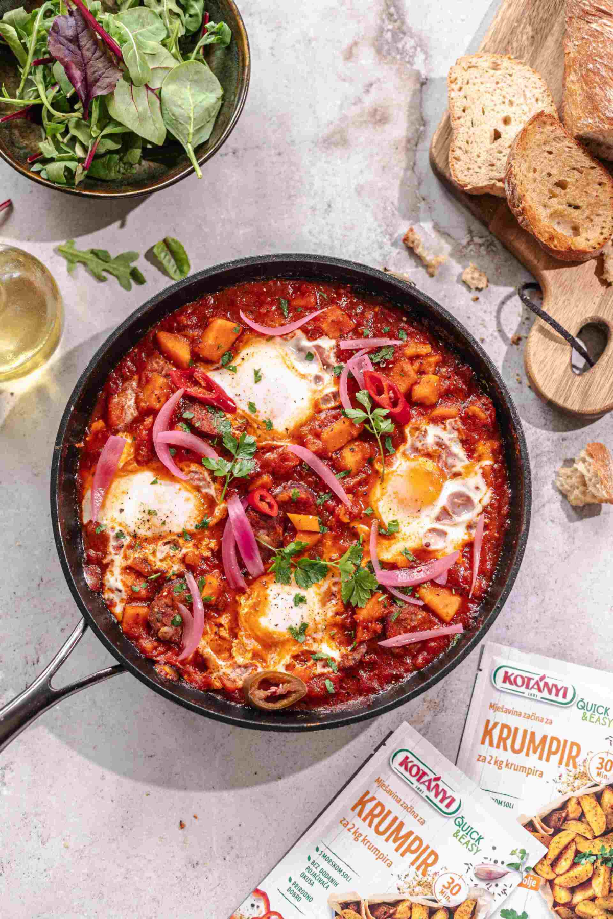 Shakshuka s batatom i kobasicama